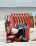 Rügen Paar im Strandkörbe an der Ostsee